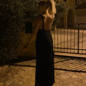 Långklänning  - Intressekoll på denna vackra långklänning med fin detalj på ena axelbandet! Jag är 170 som referens😇😇