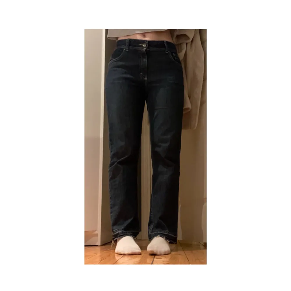 RIDERS by Lee jeans RN#130273 i storlek 130C/12P. Midjemått (W) - 34 1/2tum, benlängd (L) - 30tum. Mycket snygga och sköna jeans! Bra längd för mig som är 173cm lång! . Jeans & Byxor.