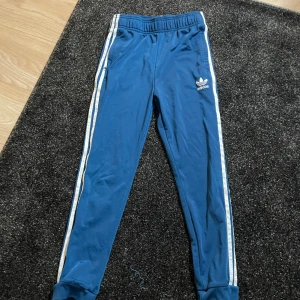 Adidasbyxor - S barnstorlek ( passar strl 170 ) 