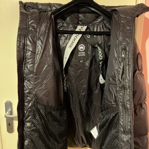 Canada Goose Crofton Puffer  - Canada Goose Crofton Puffer  5500kr, kan gå ner i pris vid snabb affär. Storlek L. Inget behov av jackan.  AAA. 
