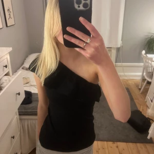 jättesnygg topp - säljer en jättefin topp som har ett sjukt snyggt mönster och går bara över ena axeln😍vet tyvärr inte storleken men skulle tro att den är i s/xs💖💖