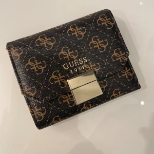 Guess plånbok - Äkta guess plånbok som tyvärr aldrig kommit till användning💕