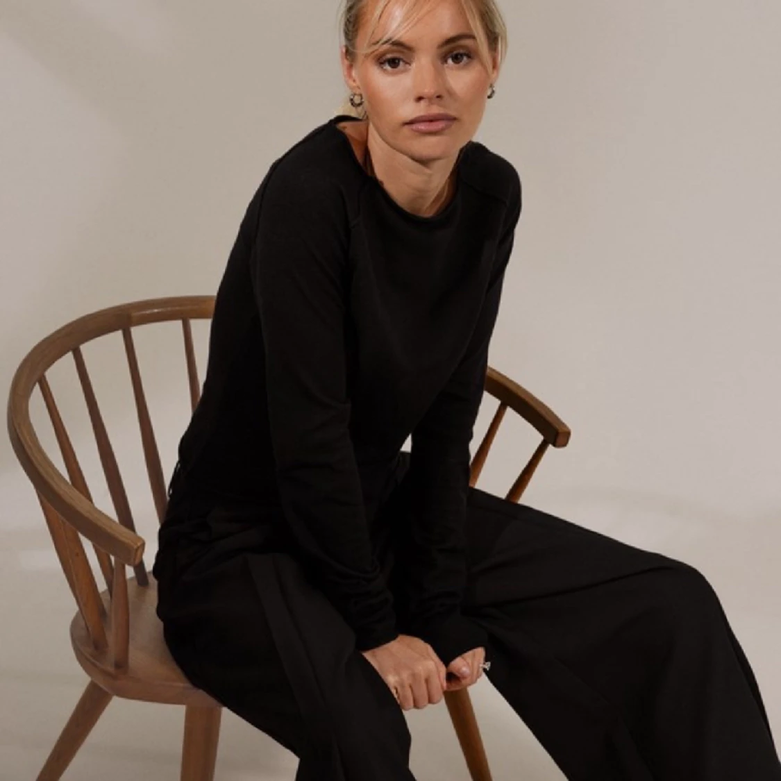 Tunt stickad tröja med rå nederkant - 91