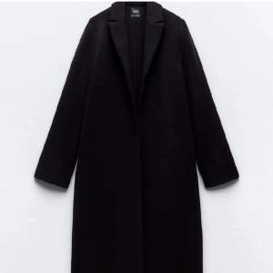 Säljer en svart kappa från Zara. Har inte använt den alls och den ser ut som ny