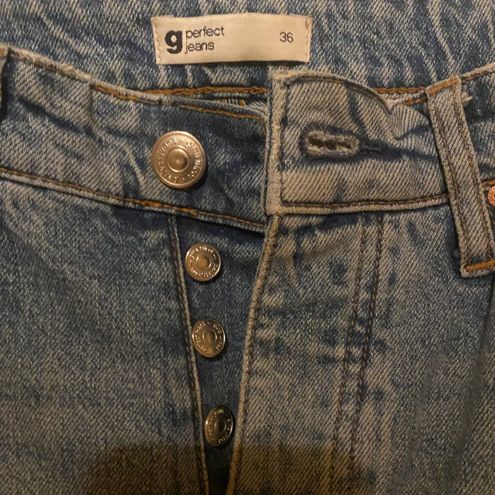 Säljer perfect jeans från ginatricot i storlek S. Mom jeans model. Använda men dem ser likadana ut som när dem inköptes, inget slitage på dem. . Jeans & Byxor.
