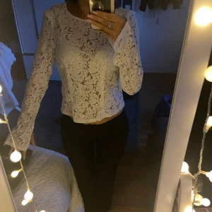 blus - säljer denna jättefina blusen, den är använd några få gånger. tröjan har även slits längst ner i armarna som inte syns så mycket på bilden. fråga gärna efter mer bilder. jag köpte den för 250/300 kr, är osäker.