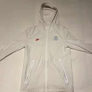 PSG hoodie - PSG zip-up hoodie i bra skick. Inga hål men det finns ett par fläckar på insidan. Storlek S men relativt baggy fit så skulle säga att det passar M också.