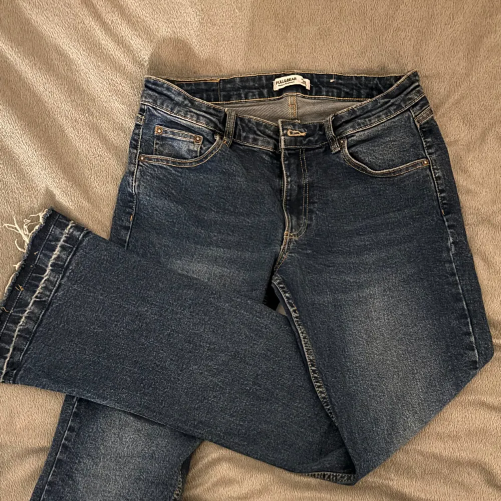 Lågmidja bootcut jeans!! Säljer då dom aldirg kommer till användning:) 40cm midja tvärs över och 78cm innerben. Jeans & Byxor.