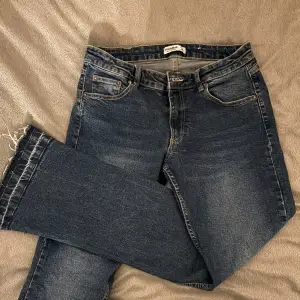 Lågmidja bootcut jeans!! Säljer då dom aldirg kommer till användning:) 40cm midja tvärs över och 78cm innerben