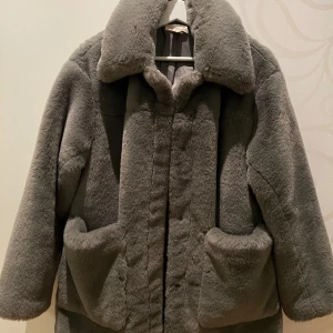 Pälskappa - Mörkgrön pälskappa från H&M, den är tyvärr för liten för mig! Passar 36/38 💚