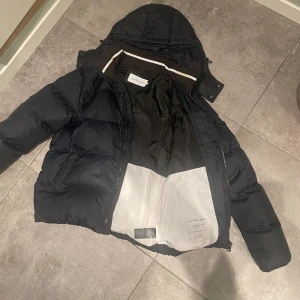 Säljer en fet Calvin Klein jacka - Aldrig använt bra passform och perfekt för våren 