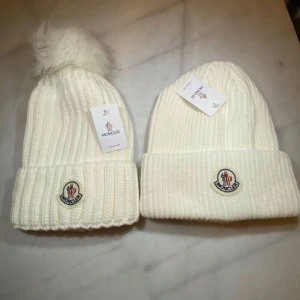 Moncler mössa - Säljer en Monkler mössa min mamma fick i present men som inte används