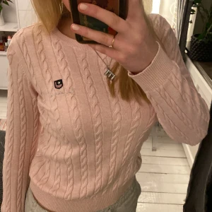 Långärmad Bondelid-tröja - Säljer denna super söta ljusrosa Bondelidtröja eftersom den inte kommer till användning längre💕 Den är super skön och är som ny, ny pris ca 600kr. Passar till allt!!🥰