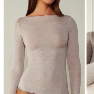 Beige intimissimi tröja - Super fina intimissimi tröja! Säljer för att den är för stor❤️ jättebra skicka förutom det lilla hålet på ärmen på sista bilden❤️ köpt för 529❤️