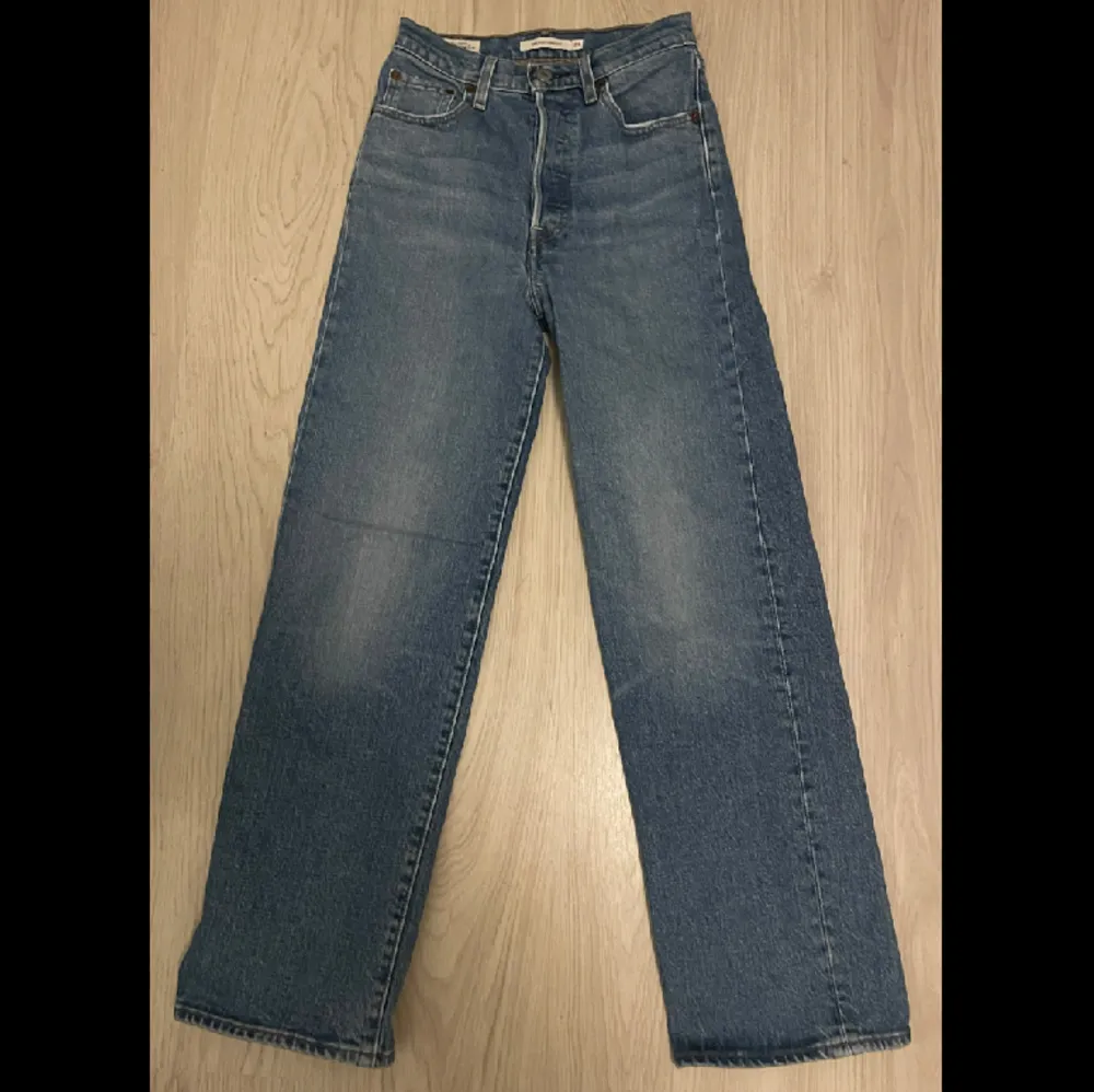 Jättefina Levi’s Jeans i modellen Ribcage Straight. Köpta för 1,319kr på Carlings. Jeans & Byxor.
