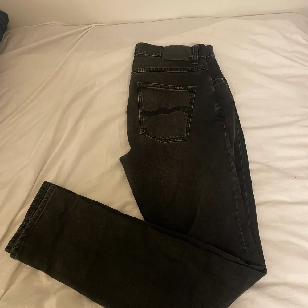 Tja, säljer dessa nudie jeans i storlek 32/34. Dom är använda typ 7 gånger så iprincip nyskick. Kom dm om ni har nå frågor eller för fler bilder!. Jeans & Byxor.