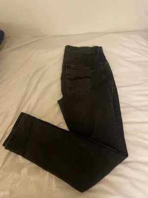 Nudie jeans herr - Tja, säljer dessa nudie jeans i storlek 32/34. Dom är använda typ 7 gånger så iprincip nyskick. Kom dm om ni har nå frågor eller för fler bilder!