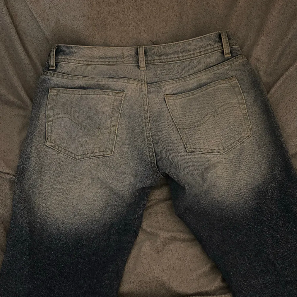 jättesnygga lågmidjade jeans som tyvärr är för små:/ 38cm midja tvärs över och 82cm innerben;). Jeans & Byxor.