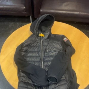 Parajumper cardigan  - Säljer min parajumper cardigan pga den är för liten. Haft den i 2 år och den är i bra skick dvs inget hål eller något bara att dragkedjorna är rostiga. Den har många fickor för att ha ens grejer och den är helt äkta. Pris diskuteras! Mer Bilder I dm.