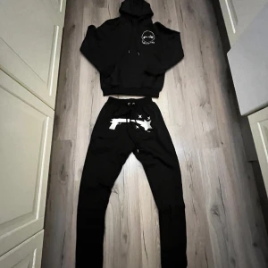 Shootingstar tracksuit - Köpt för 999kr men var för liten Aldrig använd bara provad inomhus