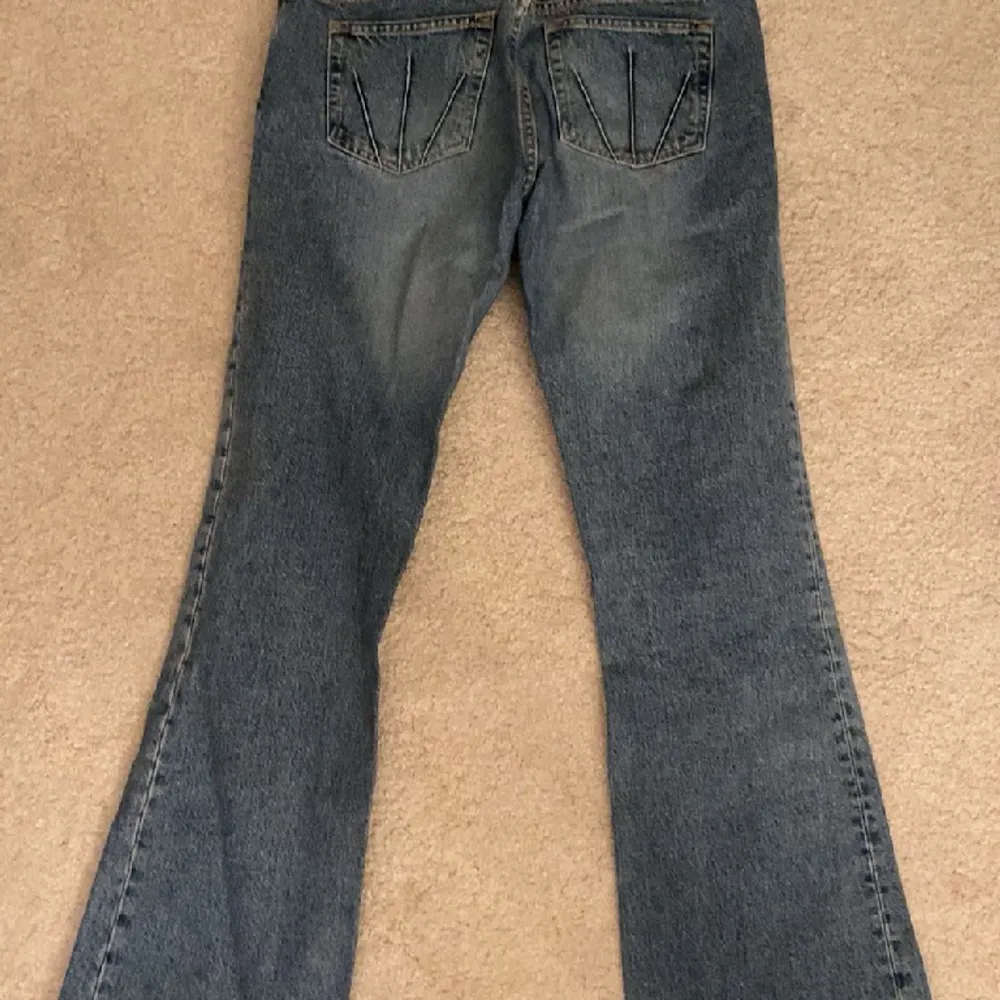 Säljer dessa lågmidjade jeans från Tiger of Sweden pga av att dom är för små. De är använda ett par gånger men de är som nya. . Jeans & Byxor.