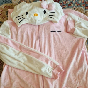 Hello kitty kigurumi - Oanvänd  Svans bak M/L Passar storlek S ifall man vill ha den oversized  går bra o beställa här