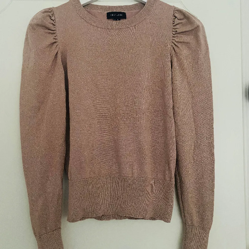 Säljer denna superfina rosa guld glittriga tröjan från New Look i storlek S😊Skriv för fler bilder eller frågor 💕. Tröjor & Koftor.