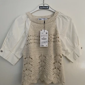 Zara ”Blus” - Blus/stickad tröja från zara. Små glitter knappar på sidan. Helt ny