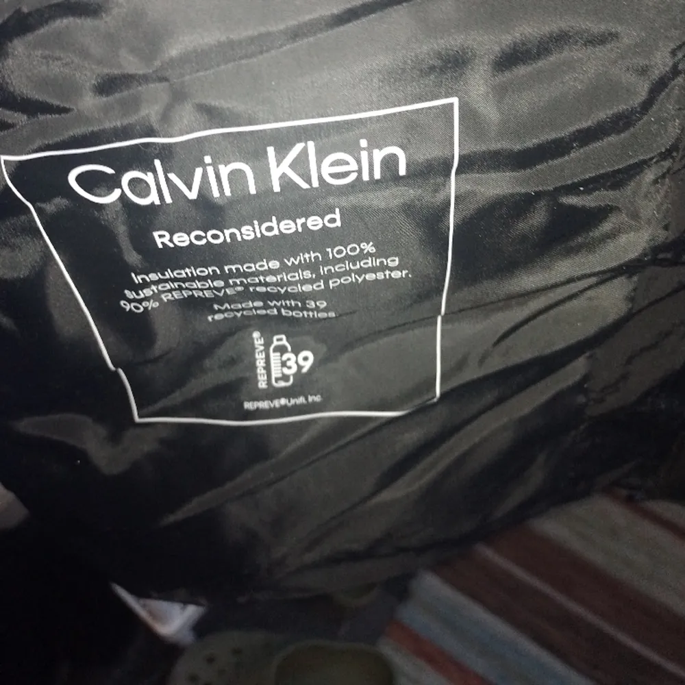 Äkta Calvin Klein Jacka använd 2 timmar. Avtagbar huva och djupa fickor. Fluffig material. Väldigt varm jacka,så man behöver inte ha en tjockare tröja under . Jackor.