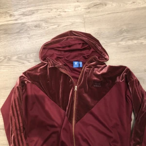 Adidas tröja  - Adidas tröja st 40 sammet fint fint skick 