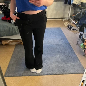 Kostymbyxor  - Svarta lågmidjade Bootcut kostymbyxor från Lindex, använda men i bra skick💓💓strlk 38 men skulle säga 36