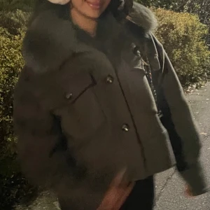 Meotine jacka - Säljer mina fina meotine jacka som är i väldigt bra skicka köpte den innan vintern och hade bra användning av den, Nypris 3000kr Priset kan diskuteras  