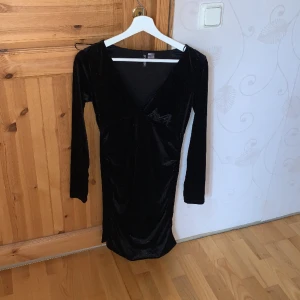 Klänning  - Säljer denna klänningen med glitter på