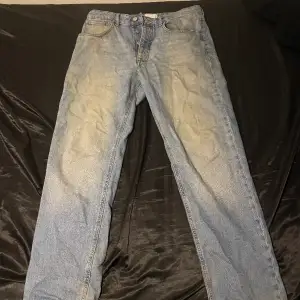 Ljusblå loosefit jeans från Asos, storlek 32/32, använda mycket fast inga stora tecken på användning, 