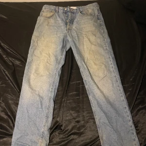 Loose fit jeans - Ljusblå loosefit jeans från Asos, storlek 32/32, använda mycket fast inga stora tecken på användning, 