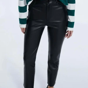 Skinnbyxor Stradivarius  - Dessa byxor är köpta från stadvarius, sitter hur fint som helst på och jätte bekväma. Säljer dem pga att jag gått ner i vikt och dem sitter löst. Byxorna är endast använda Max 3 gånger och är som i ny skick. Köpta för 360kr och säljer dem för 180kr.