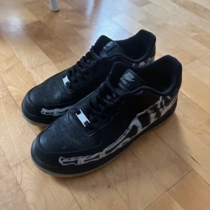 af1 skeleton black - storlek EUR 43  köparen står för frakt 🚚  