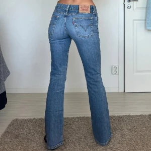 Levi's jeans - Tryck inte på köp nu!! Säljer dessa så snygga levi's jeans som tyvärr är för små för mig😪 jeansen är tidigare köpta här på Plick!💘 Midjemått raktöver: 36  innerbenslängd: 78  Skriv om ni har några frågor!💞💘
