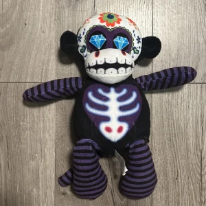 emo apa  - säljer denna emo apa  bra skick 