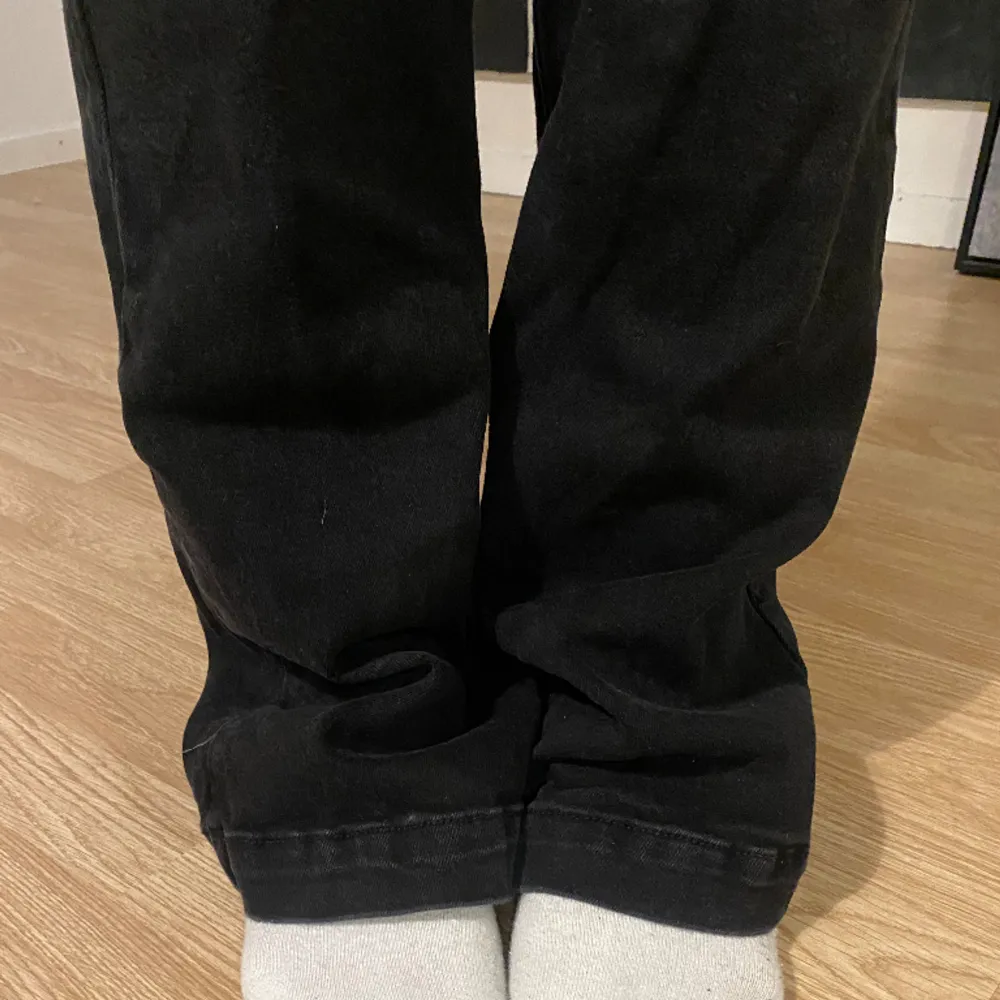As snygga långa jeans från zara med jätte snygga knapp detaljer. Jag är 171cm med ganska långa ben och dessa är för långa för mig! . Jeans & Byxor.