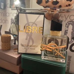 Ysl libre parfym - Säljer nu min ysl libre parfym, väldigt populär. Skulle säga att det är mer en kvällsparfym men funkar även vardagligt❤️(OBS! På sista bilden ser man hur mycket som är kvag i flaskan)