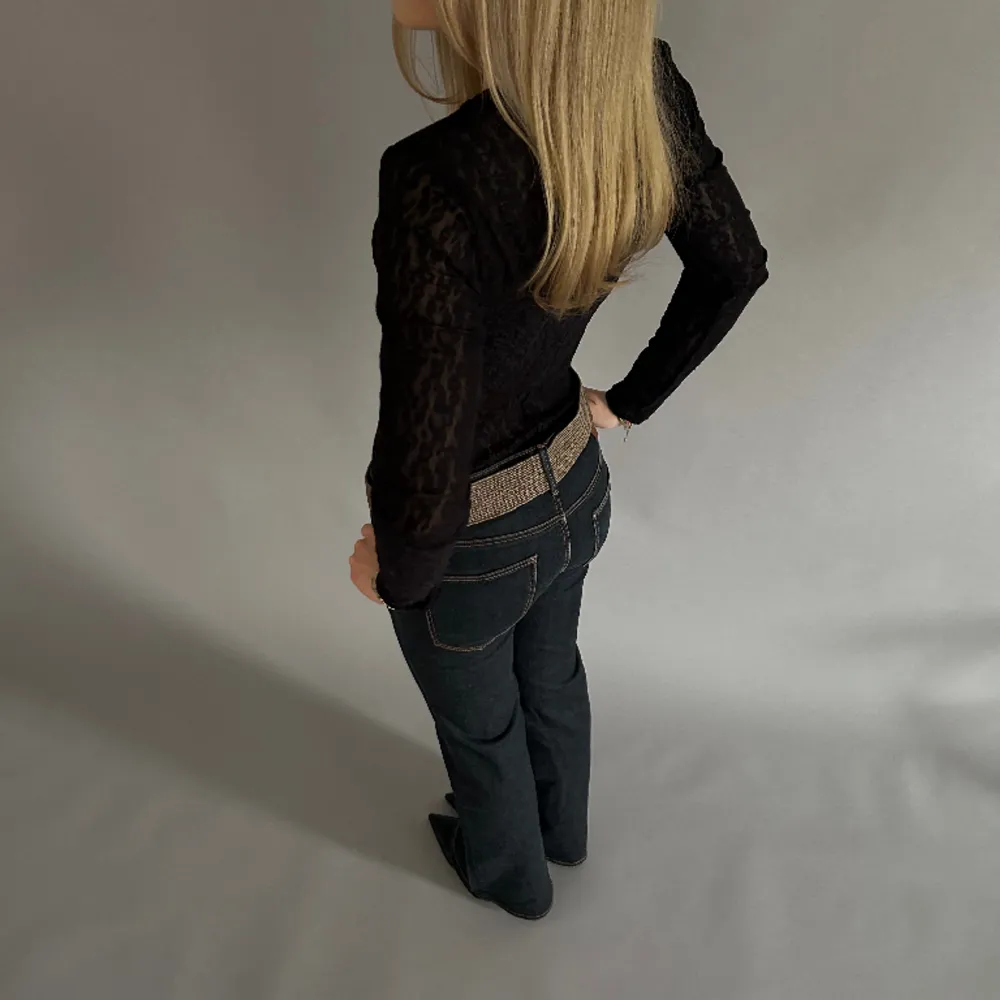Mörkblå lågmidjade bootcut jeans med ljusa sömmar. Modellen är 162 cm lång.  Midjemått: 37 cm sida till sida. Innerbenslängd: 76 cm. Jeans & Byxor.
