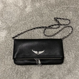  Zadig et Voltaire väska  - Fejk Zadig väska som jag köpte i nyskick på Plick. Super bra skick, finns inga tecken på användning 💗 ⚠️Den är inte äkta därav priset⚠️ 