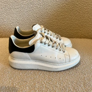 Alexander Mcqueen - Alexander McQueen i bra skick. Hör av dig för mer info. Snabb leverans🚚