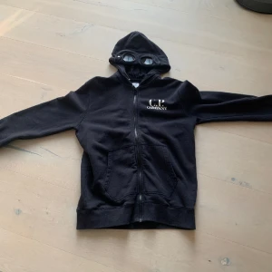 Cp company hoddie  - Säljer min Cp company hoddie den är storlek 14y, inget og därav pris! Inga synliga flaws 