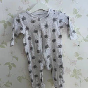 Pyjamas med elefanter  - Pyjamas Med  elefanter på, i bra skick.   Storlek: 68