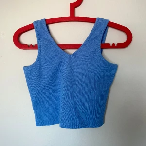 Blått croppat linne - Blått croppat linne, kommer inte ihåg var den är köpt men den är knappt använd. 