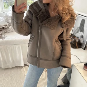 Vinterjacka - Tjock jacka med ett tjockt material på insidan. Den håller värmen jättebra, jag har använt den i upp till -30 till 0 grader. Vindtät och sparsamt använd, bra kvalitet. Storlek xs men passar också på mig som är s-m.