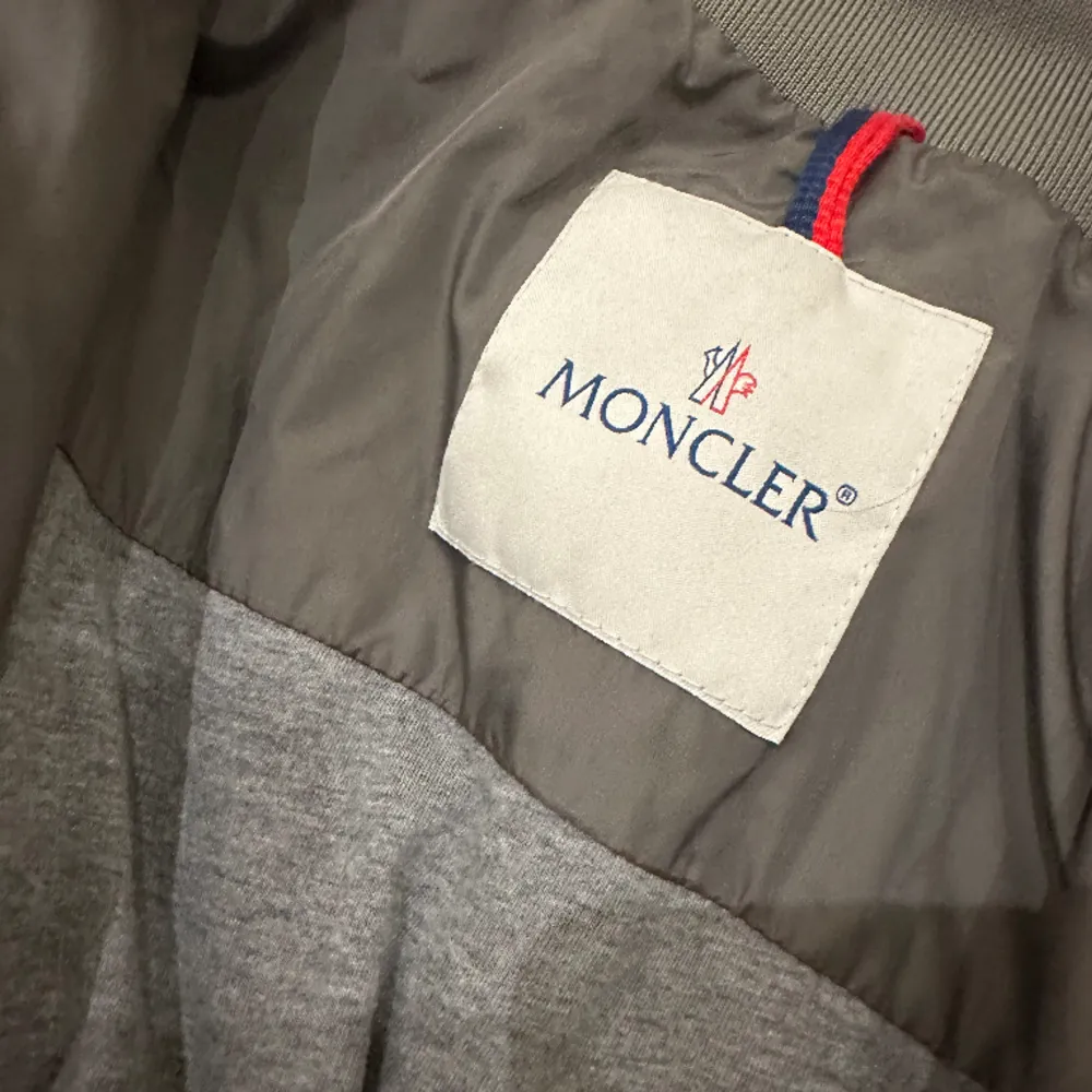 Tja! Säljer nu en sjukt snygg moncler field jacket i strl 4🍾 passar mer M👌 nypris 7000kr, vårt pris 3499kr🥂 toppskick👍🏼. Jackor.