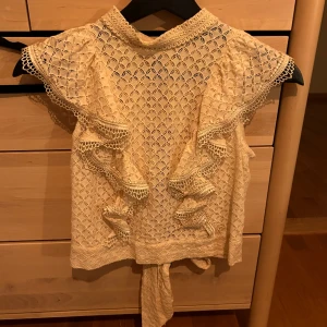 Topp från bikbok - Säljer en spets top från bikbok. Aldrig använd pga för liten för mig. Storlek S, men relativ liten i storlek. 